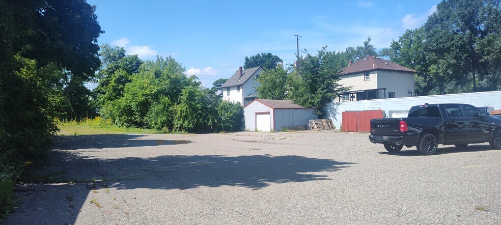 More Photos Of 333 N Perry St, Pontiac Freestanding For Sale