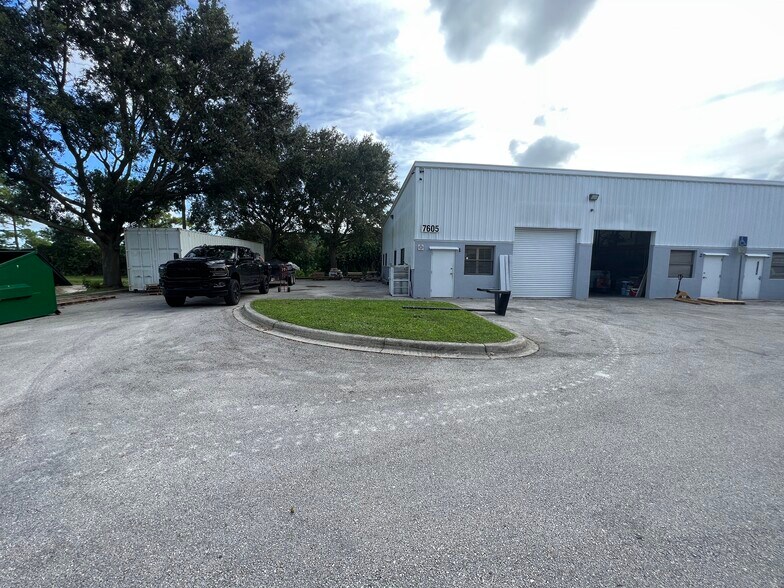 More Photos Of 7605 Progress Cir, Melbourne Warehouse For Lease