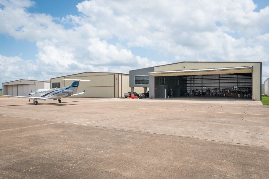 More Photos Of 18000 Groeschke Rd, Houston Airplane Hangar For Sale