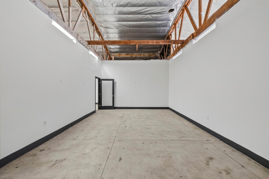 More Photos Of 236 W 18th St, Los Angeles Warehouse For Sale