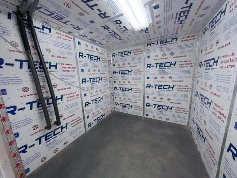 More Photos Of 611 NE Jackpine Ct, Redmond Distribution For Lease