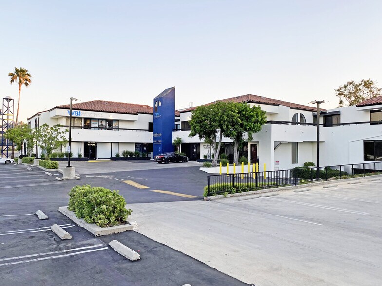 More Photos Of 20833-20861 Ventura Blvd, Woodland Hills Storefront Retail Office For Lease