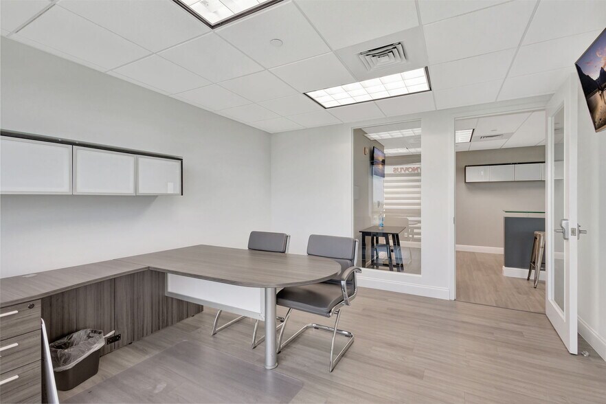 More Photos Of 1645 Palm Beach Lakes Blvd, West Palm Beach Office For Lease