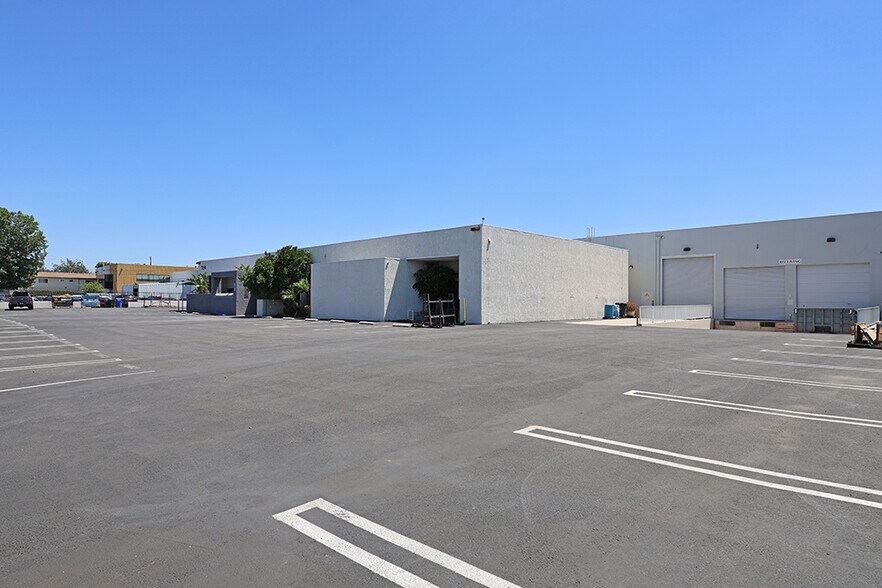 More Photos Of 7050 Valjean Ave, Van Nuys Warehouse For Lease