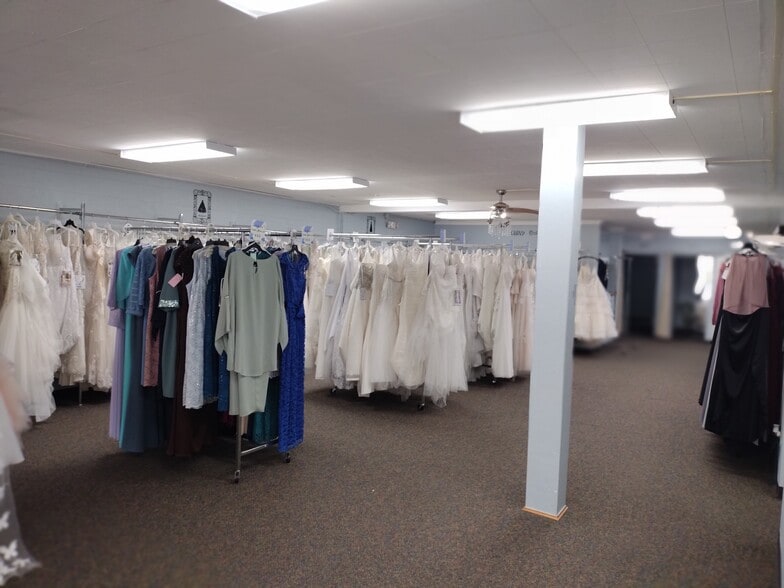 More Photos Of 29-33 S Oak St, Union Storefront Retail Office For Sale