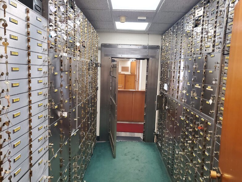 More Photos Of 1750 NE 8th St, Homestead Bank For Sale