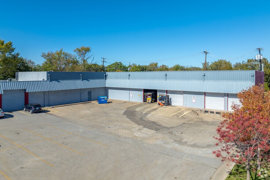 More Photos Of 105-109 NW 13th St, Grand Prairie Showroom For Lease