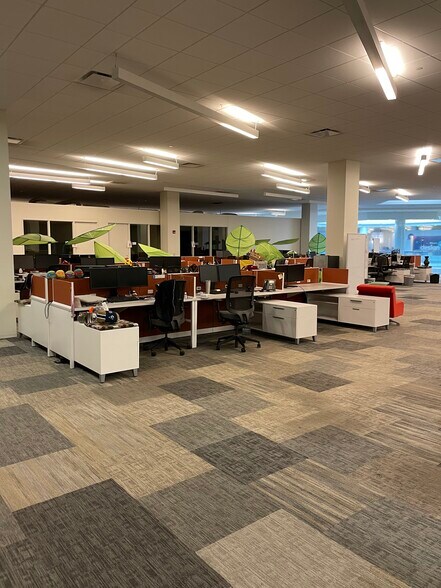 More Photos Of 49 W Maryland St, Indianapolis General Retail For Lease