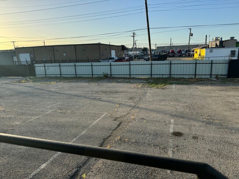 More Photos Of 3402-3406 Easy St, Dallas Light Manufacturing For Lease