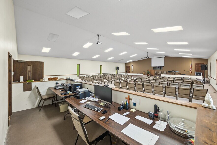 More Photos Of 832 Allardt Hwy, Jamestown Showroom For Sale