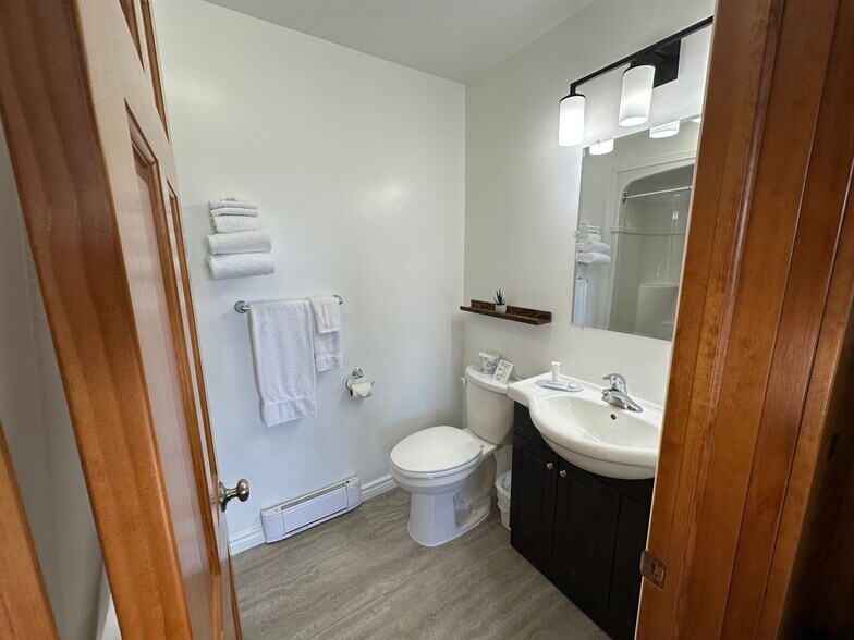 More Photos Of 171 Mission Rd, Wawa Hotel For Sale