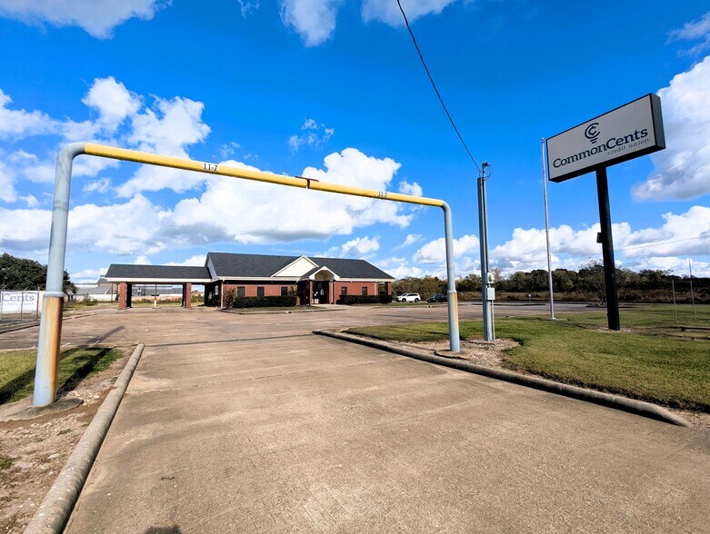 More Photos Of 8109 Smith Rd, Beaumont Office For Sale