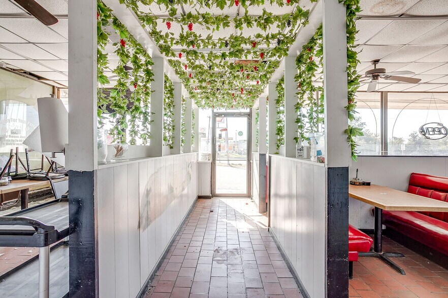 More Photos Of 8901 Jacksboro Hwy, Lakeside Restaurant For Lease