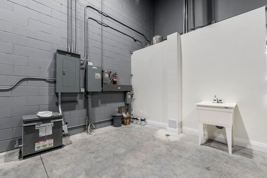 More Photos Of 587 Hanlon Creek Blvd, Guelph Showroom For Lease