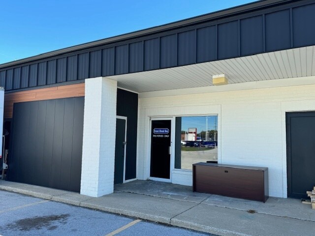 More Photos Of 2540-2550 45th St, Highland General Retail For Lease