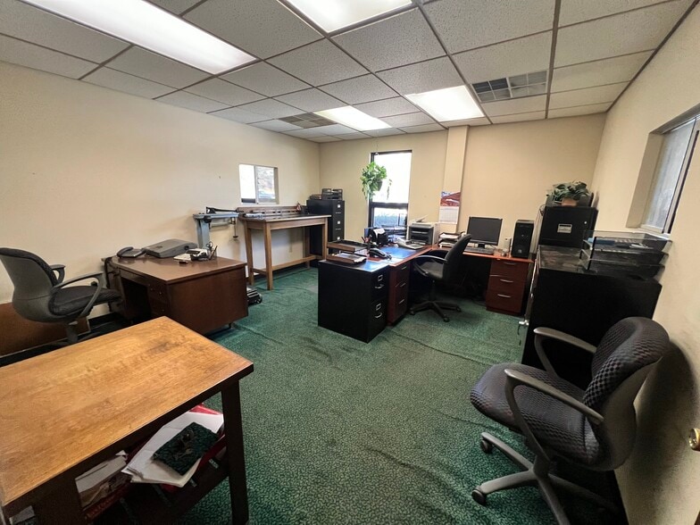 More Photos Of 413 W Chatham St, Cary Flex For Lease