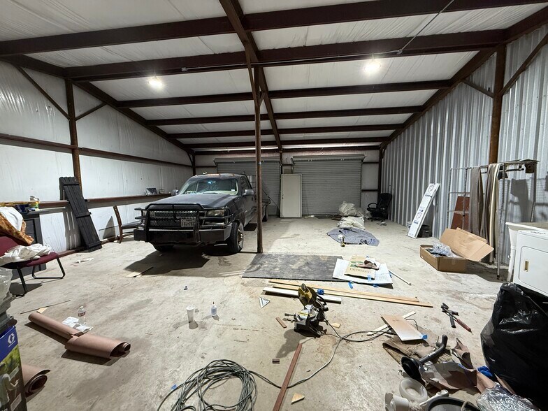 More Photos Of 6549 Interstate 35, Valley View Unknown For Lease