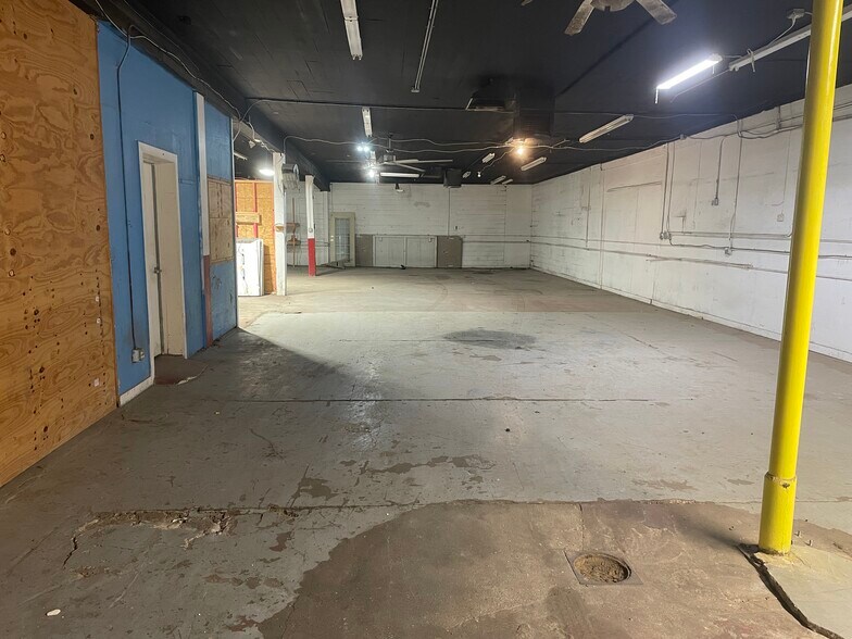 More Photos Of 1515 31st St, Galveston Distribution For Lease