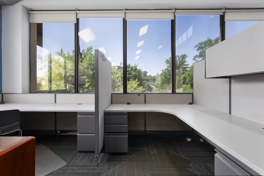 More Photos Of 4800 Lamar Ave, Mission Office For Lease