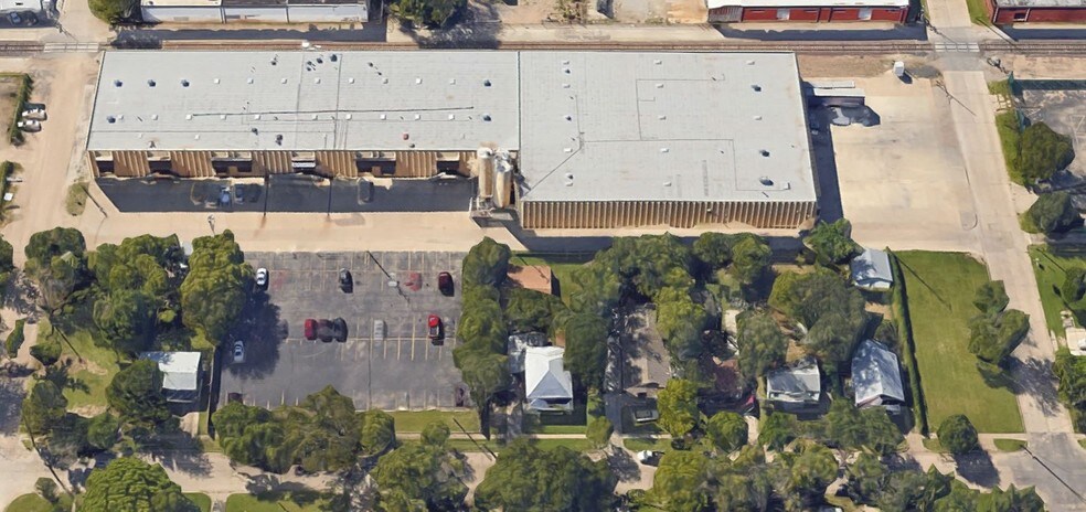 More Photos Of 816 E Funston St, Wichita Warehouse For Lease