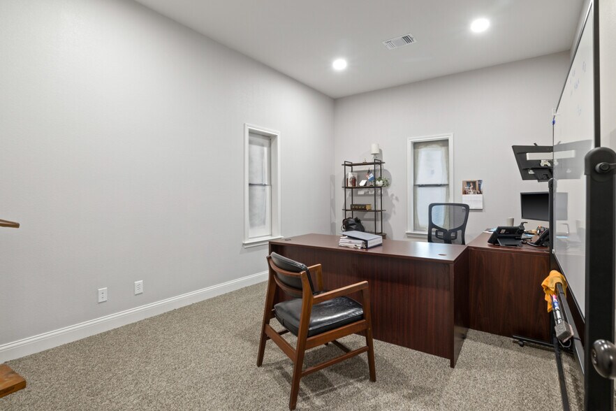 More Photos Of 107 E 11th St, Mount Pleasant Office For Sale