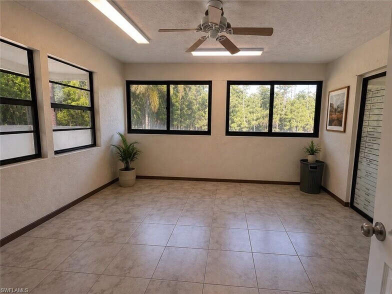 More Photos Of 1825 Washburn Ave, Naples Showroom For Lease