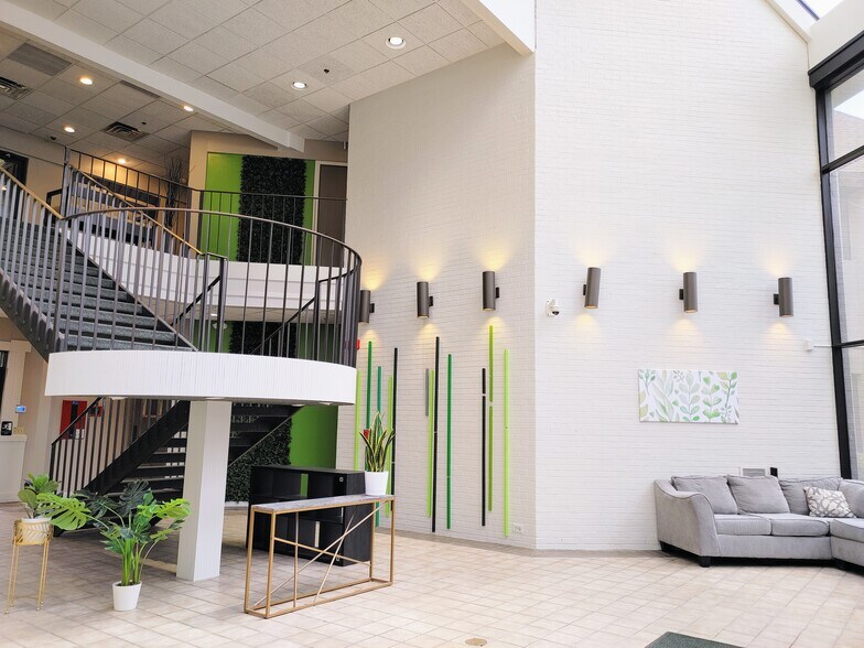 More Photos Of 9000 Cypress Green Dr, Jacksonville Office For Lease