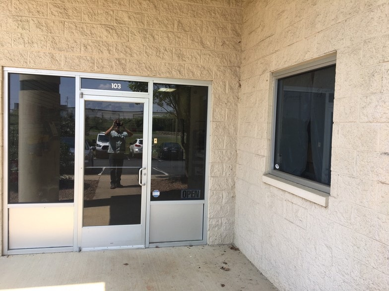 More Photos Of 10 Commerce Pky, Fredericksburg Warehouse For Lease