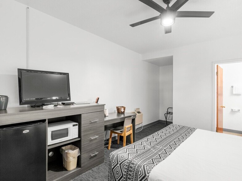 More Photos Of 475 W Main St, Escalante Hotel For Sale