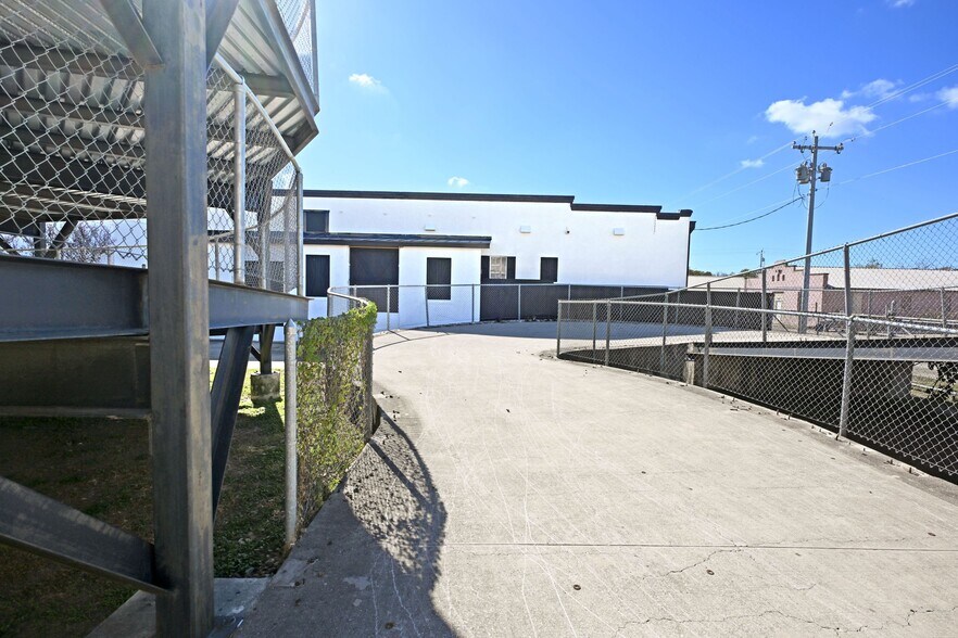 More Photos Of 1123 Bowie St, Seguin Warehouse For Sale