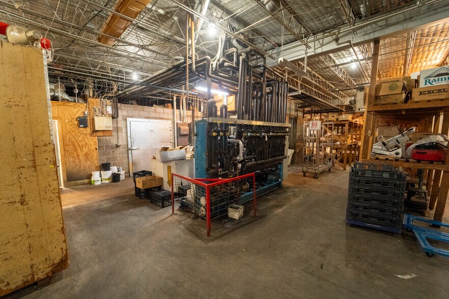 More Photos Of 1302 E Crestwood Dr, Victoria Storefront For Sale