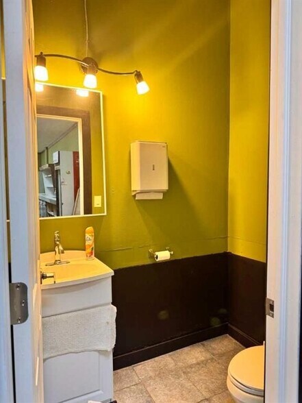 More Photos Of 5011 50 St, Innisfail Storefront Retail Residential For Sale