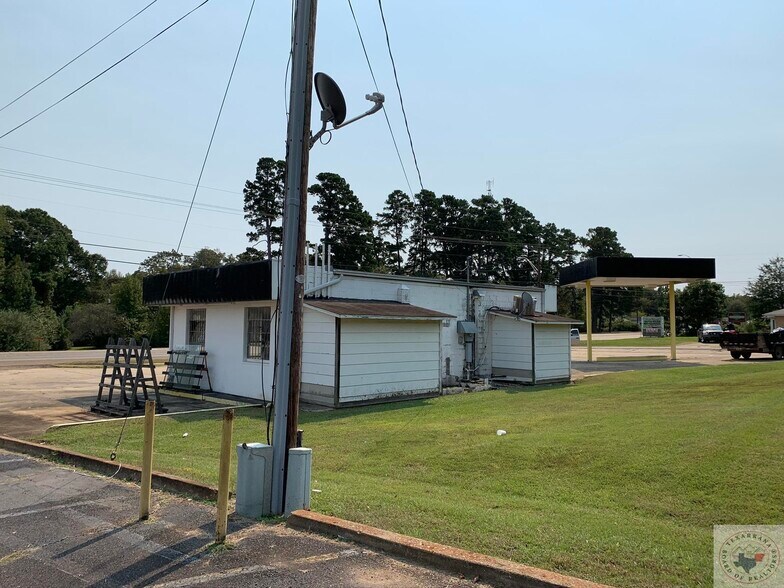 More Photos Of 1201 N Louise St, Queen City Freestanding For Sale