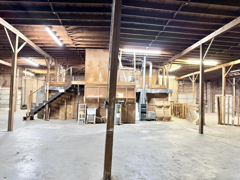 More Photos Of 803 9th St S, Columbus Warehouse For Lease