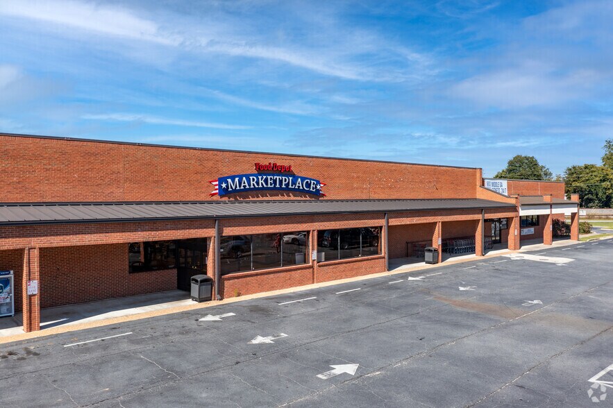 More Photos Of 140 W Dykes St, Cochran Supermarket For Lease