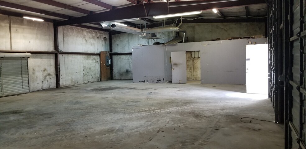 More Photos Of 208 Howard Rd, Waxahachie Auto Repair For Lease