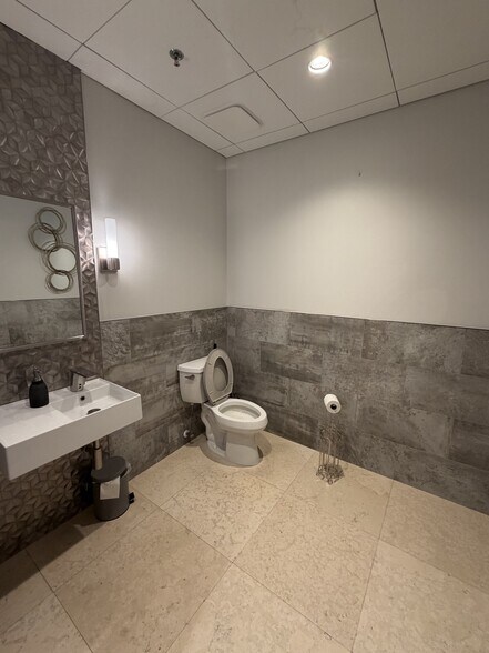 More Photos Of 633 9th St N, Naples Office For Lease
