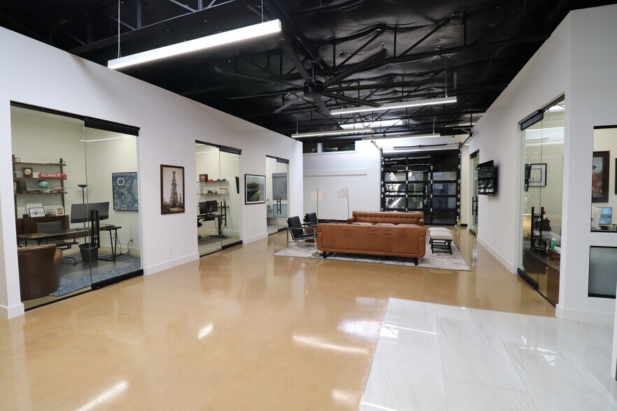 More Photos Of 2336 Farrington St, Dallas Office For Sale