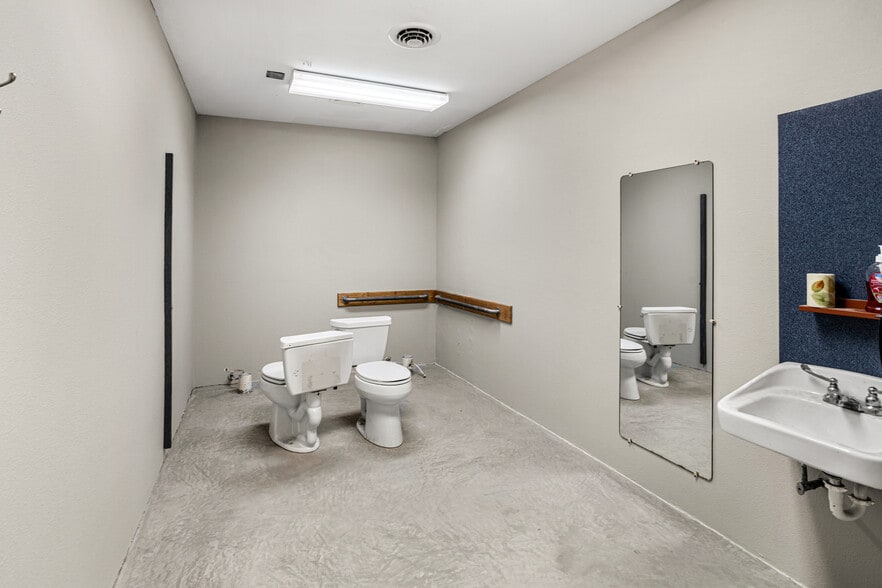 More Photos Of 101 W Laurel Ave, Damascus General Retail For Sale