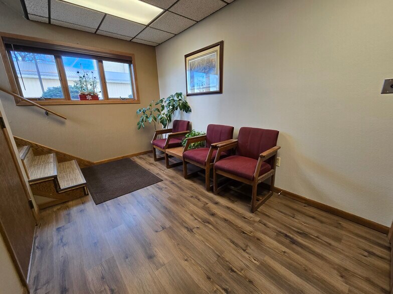 More Photos Of 101 7th St S, Saint James Freestanding For Lease