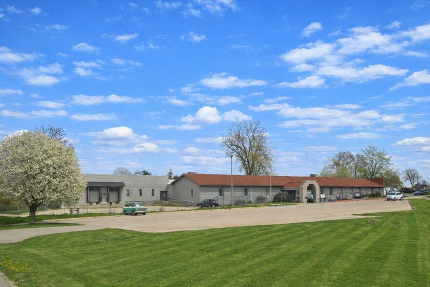 More Photos Of 1017 E 7th St N, Newton Office For Sale