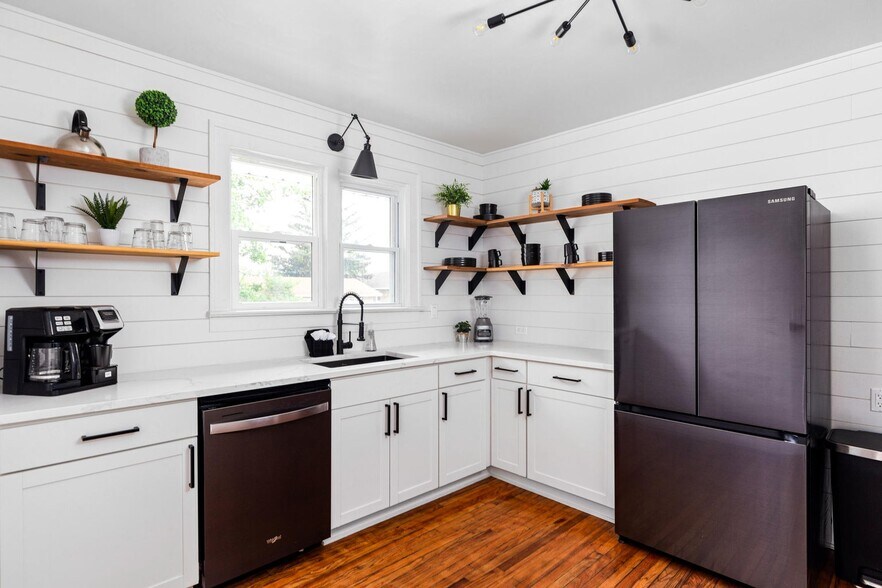 More Photos Of 710 W Ludington Ave, Ludington Hotel For Sale