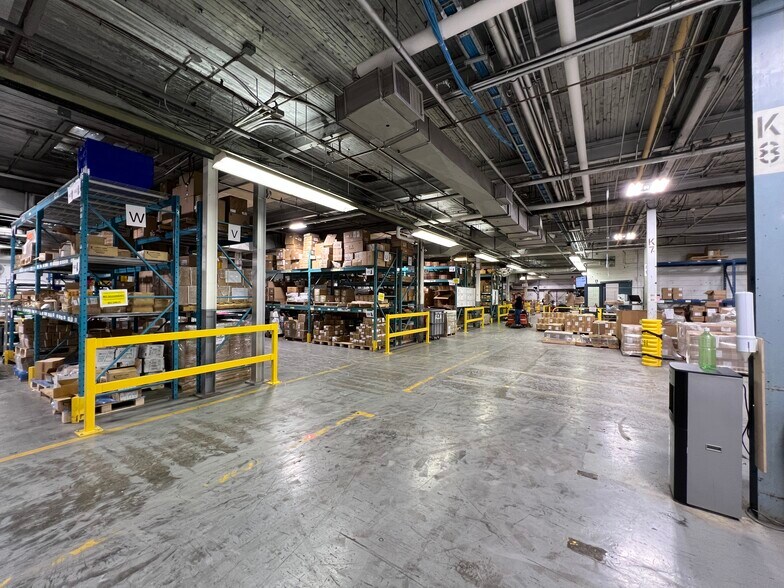 More Photos Of 7301 Boul Décarie, Montréal Warehouse For Lease
