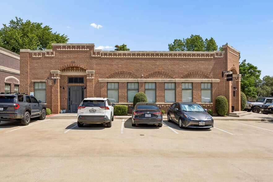 More Photos Of 118 Lynn Ave, Lewisville Office For Sale