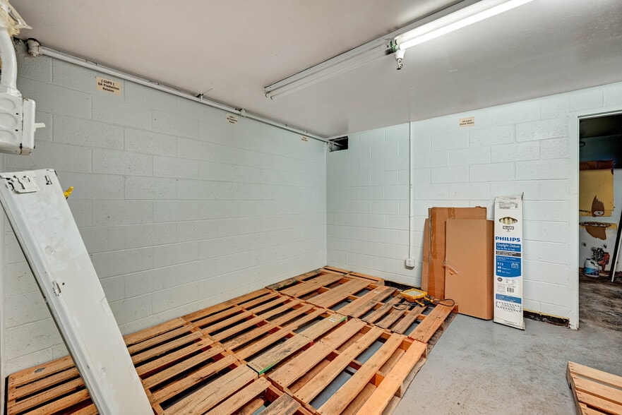 More Photos Of 100 Chamber Plz, Charleroi Supermarket For Lease