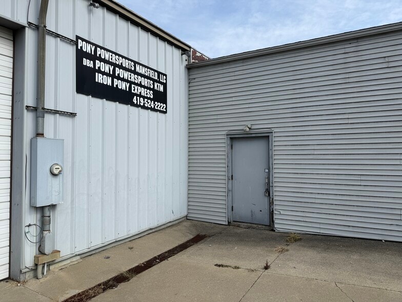 More Photos Of 327 Ashland Rd, Mansfield Showroom For Lease