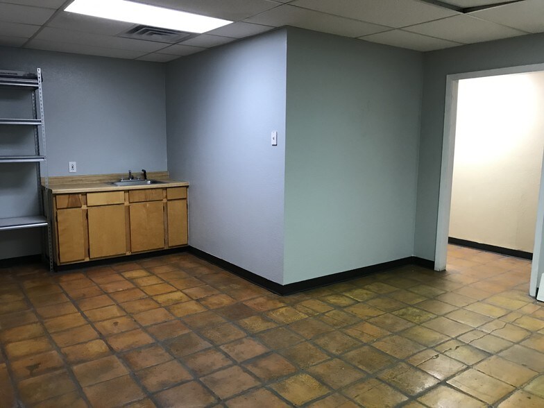 More Photos Of 1720 E 7th St, Odessa Industrial For Lease