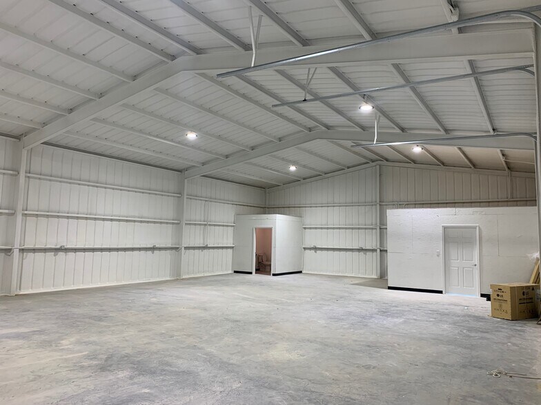 More Photos Of 1011 Upper Denton Rd, Weatherford Warehouse For Lease