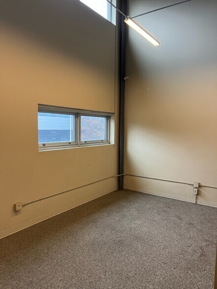 More Photos Of 1770 Airport Way S, Seattle Showroom For Lease