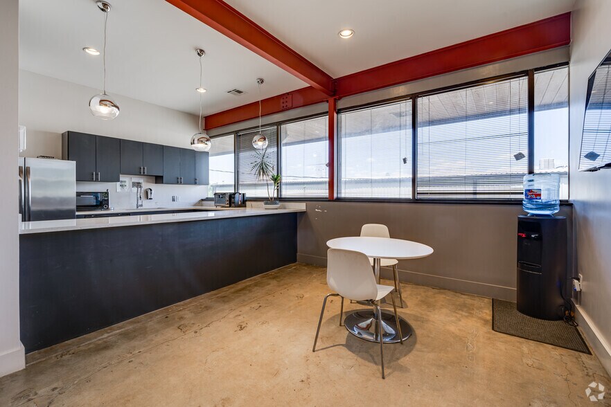 More Photos Of 6343 Skyline Dr, Houston Office For Lease